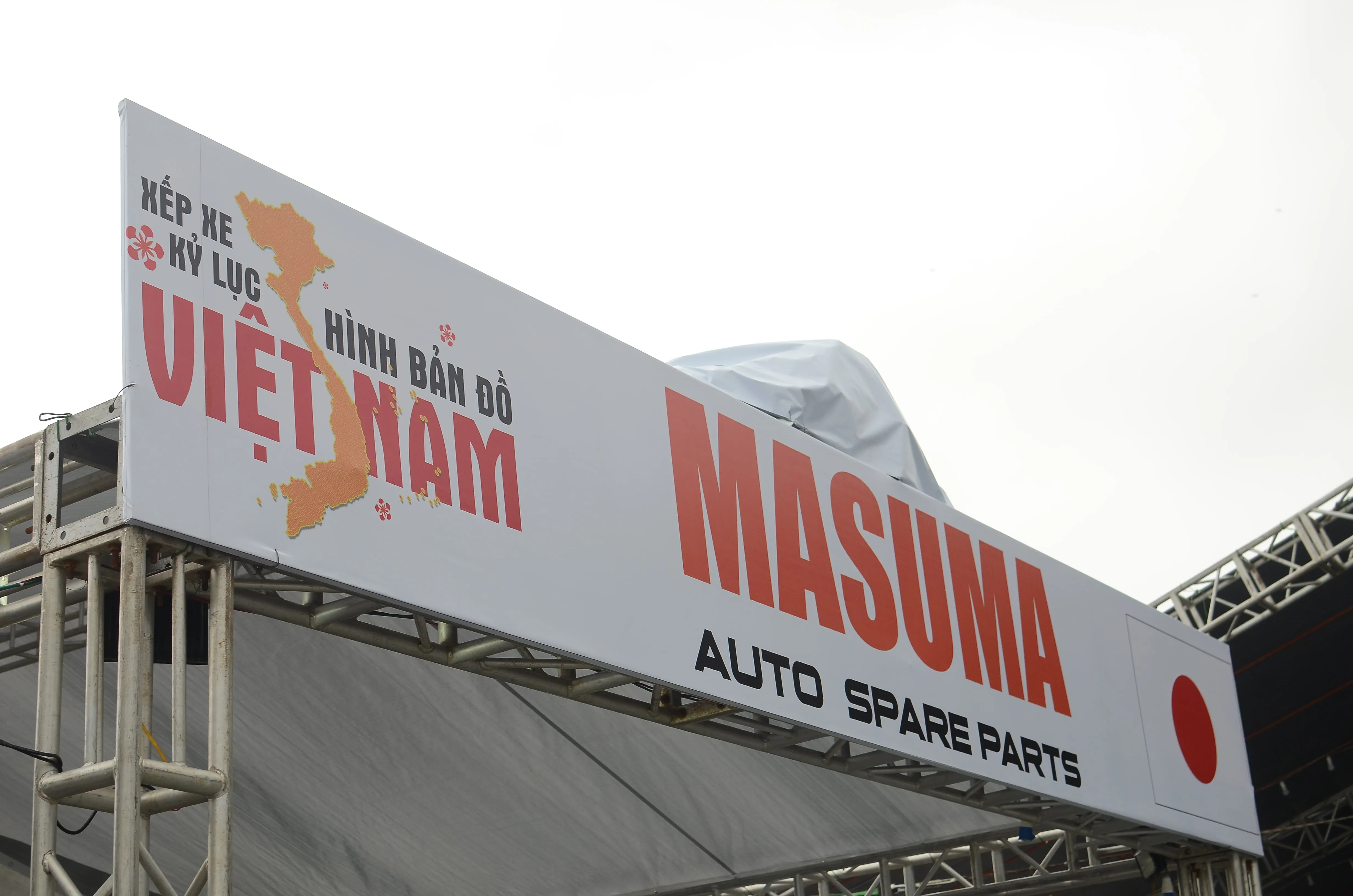 Biển bảng Masuma Việt Nam và Xếp xe kỷ lục hình bản đồ Việt Nam